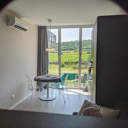 House With Vineyard View, For 3 Guests, With Private Covered Parking Space Apartman Negrar